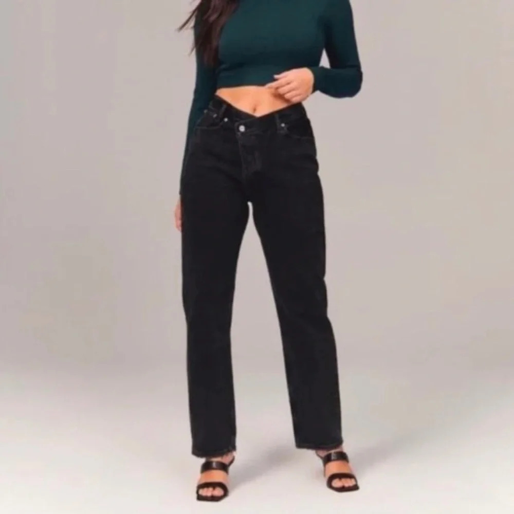 Abercrombie and Fitch Criss Cross High Rise
Dad Jeans in Black